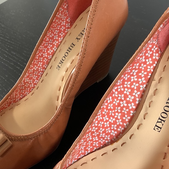 AUDREY BROOKE genuine tan leather wedge heel - Picture 8 of 12